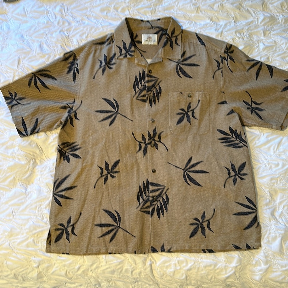 Great looking men’s Hawaiian shirt.